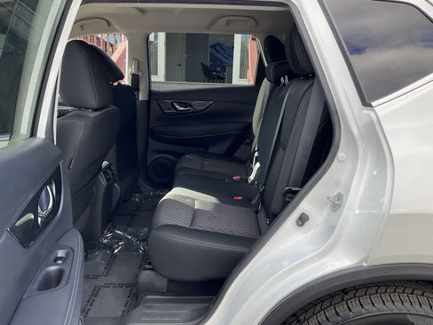 Used 2018 Nissan Rogue SV image 7