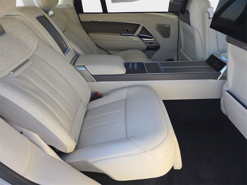 Certified 2024 Land Rover Range Rover SV image 11