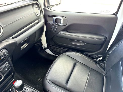 Used 2023 Jeep Wrangler Unlimited Sahara image 31