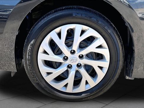 Used 2018 Toyota Corolla LE FWD image 14
