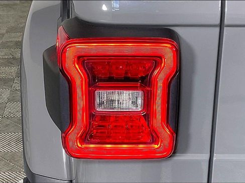 Used 2021 Jeep Wrangler Unlimited Sahara image 29