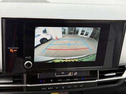 Used 2025 Toyota Sienna LE FWD image 27