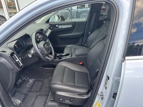Certified 2025 Volvo XC40 B5 Core AWD/4WD image 18