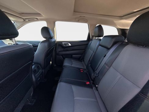 Used 2020 Nissan Pathfinder SL image 16