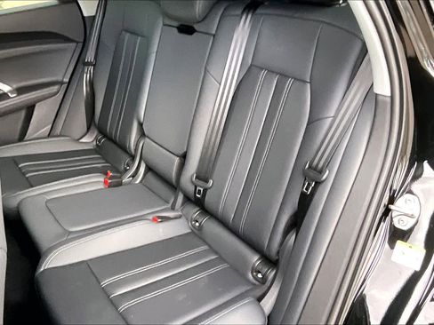 Used 2025 Audi Q5 Premium w/ Convenience Package image 19