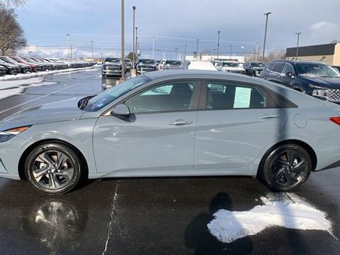 Used 2023 Hyundai Elantra SEL image 2