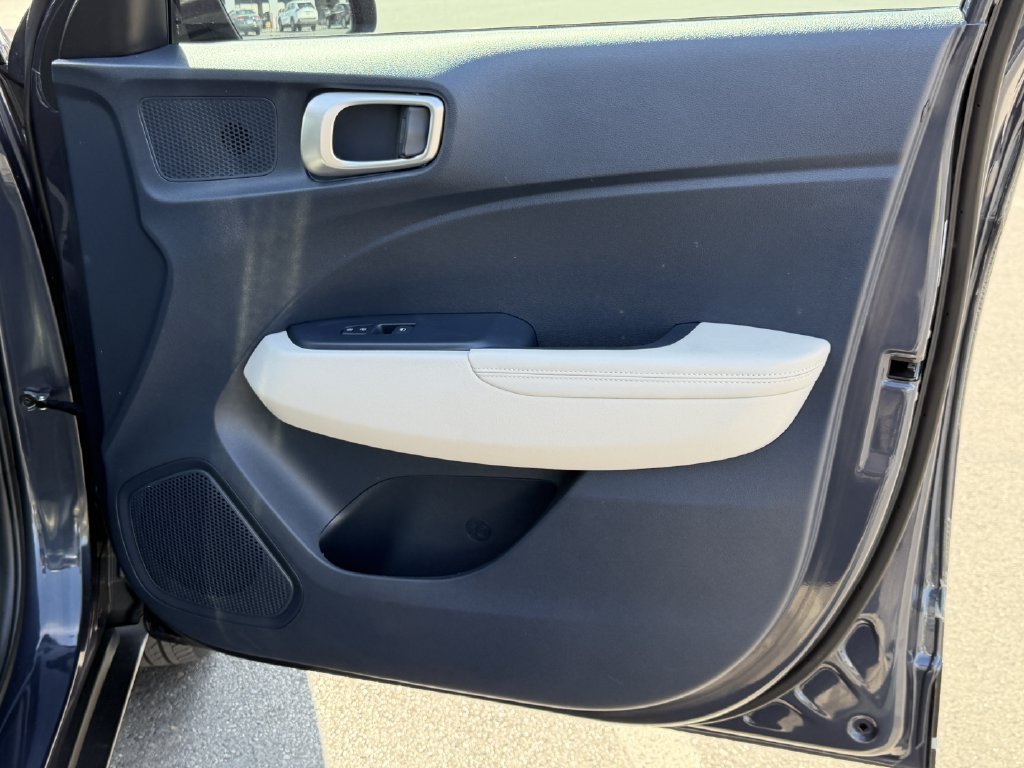 Used 2022 Hyundai Venue Limited FWD image 15