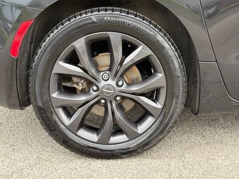 Used 2020 Chrysler Pacifica Touring-L w/ S Appearance Package FWD image 12