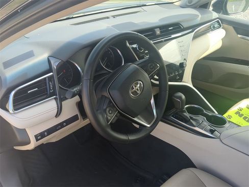 Used 2018 Toyota Camry XLE image 11