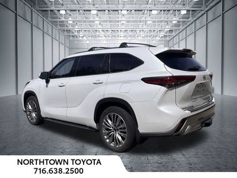 Used 2023 Toyota Highlander Platinum AWD/4WD image 25