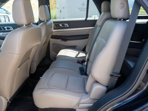Used 2018 Ford Explorer XLT w/ Equipment Group 202A AWD/4WD image 13