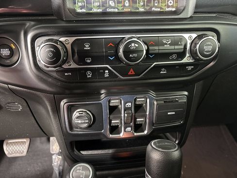 Used 2022 Jeep Gladiator Sport AWD/4WD image 15
