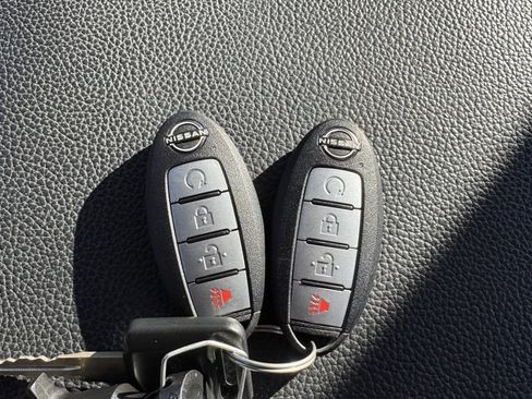 Used 2024 Nissan Titan SV w/ SV Convenience Package image 32