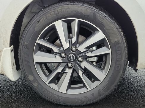 Certified 2025 Nissan Versa SV w/ Trunk Package image 5