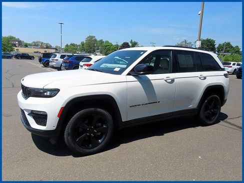 Used 2023 Jeep Grand Cherokee Limited w/ Luxury Tech Group II AWD/4WD image 3