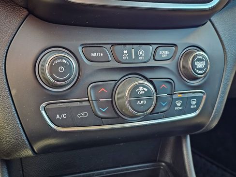 Used 2019 Jeep Cherokee Trailhawk w/ Cold Weather Group image 26