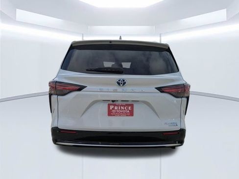 Used 2024 Toyota Sienna Platinum FWD image 5