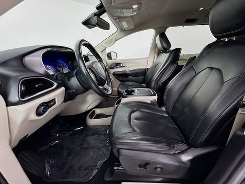 Used 2022 Chrysler Pacifica Touring-L w/ Uconnect Theater Family Group FWD image 21