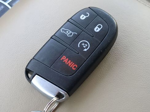 Used 2020 Jeep Grand Cherokee Overland AWD/4WD image 32