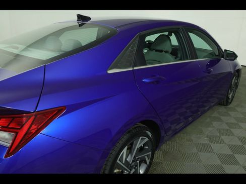 Used 2025 Hyundai Elantra SEL w/ Cargo Package FWD image 18