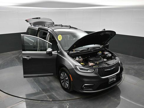 Used 2021 Chrysler Pacifica Limited w/ Uconnect Theater Family Group image 38