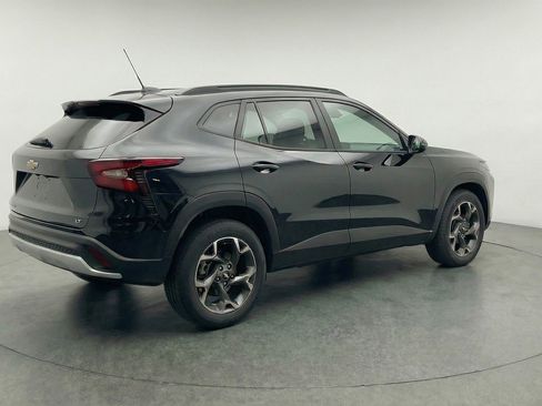 Used 2025 Chevrolet Trax LT w/ LT Convenience Package image 9