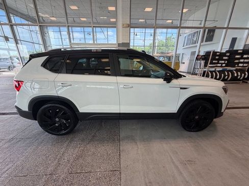 Used 2024 Volkswagen Taos SE AWD/4WD image 4