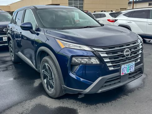 Used 2025 Nissan Rogue SV AWD/4WD image 2