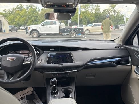 Used 2022 Cadillac XT4 Luxury w/ LPO, Radiant Package image 7