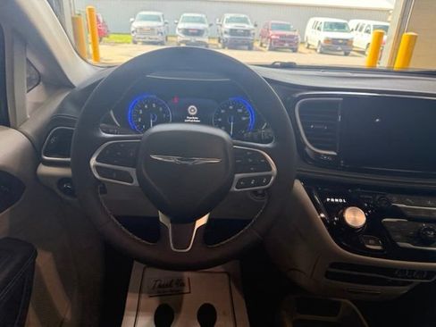 Used 2022 Chrysler Pacifica Touring-L FWD image 13