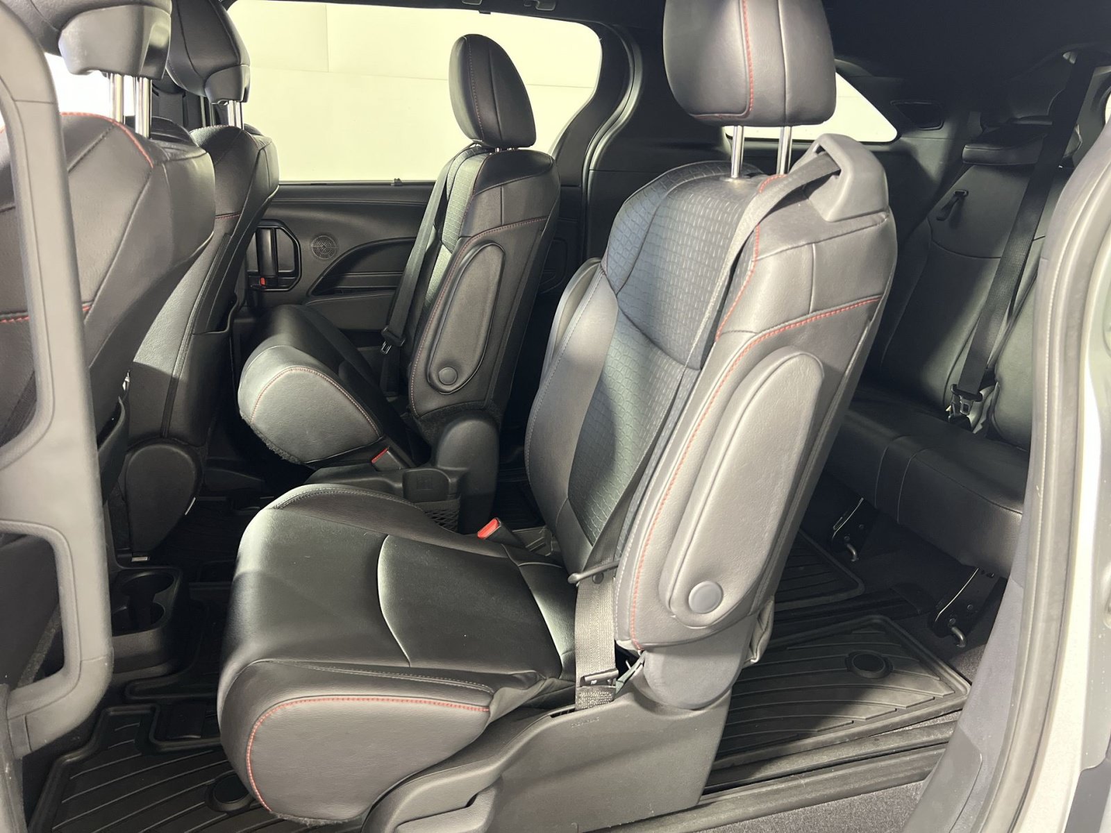 Used 2025 Toyota Sienna XSE w/ XSE Plus Package AWD/4WD image 25