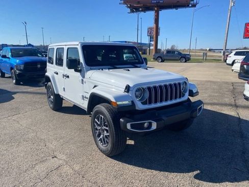 Used 2024 Jeep Wrangler Sahara image 8