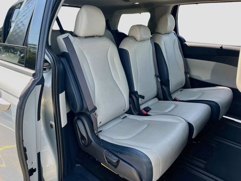 Used 2025 Kia Carnival SX w/ SX Dark Edition Package FWD image 28