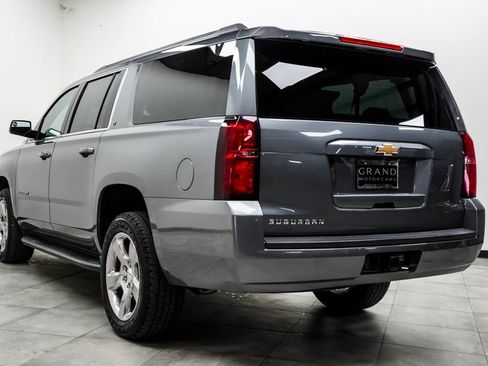 Used 2019 Chevrolet Suburban LT RWD image 14