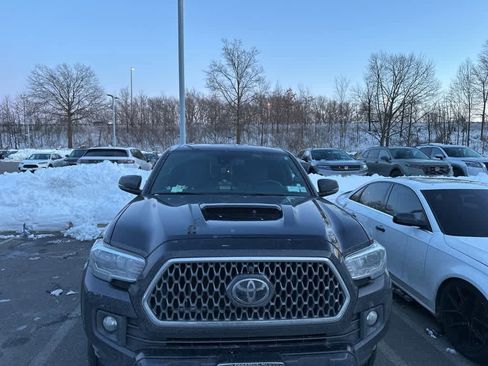Used 2019 Toyota Tacoma TRD Sport image 2
