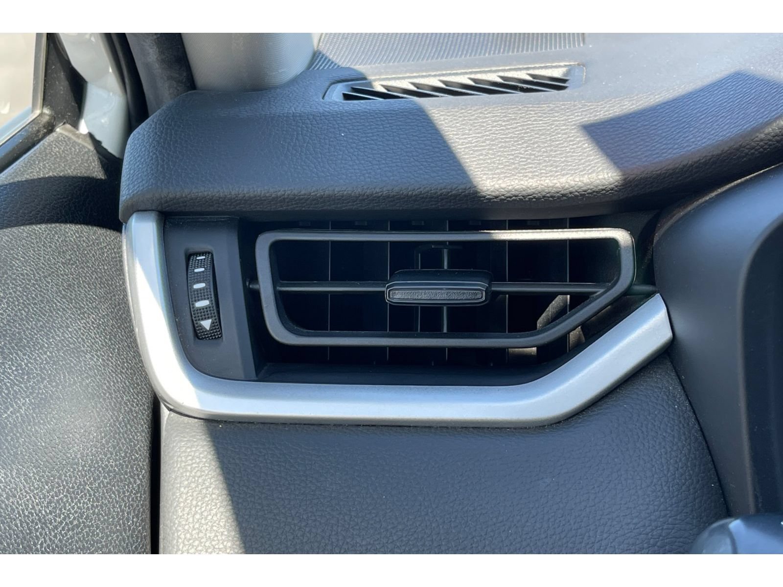 Used 2023 Toyota RAV4 LE AWD/4WD image 29