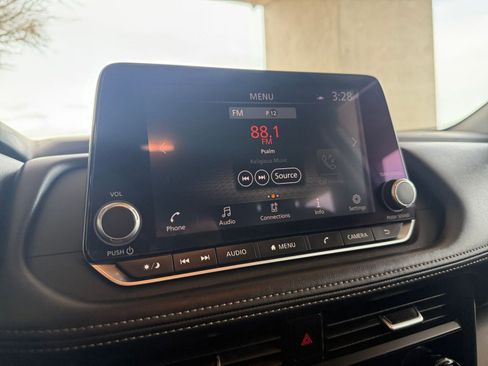 Used 2025 Nissan Rogue SV image 20