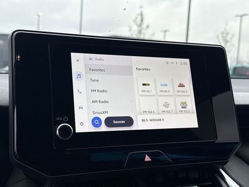 Used 2023 Toyota Venza LE image 16