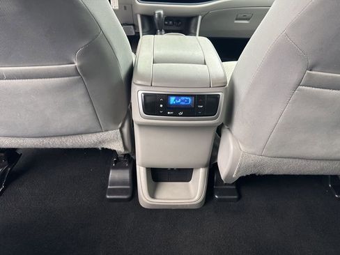 Used 2019 Toyota Highlander LE image 32