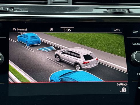 Certified 2024 Volkswagen Tiguan SE R-Line AWD/4WD image 36
