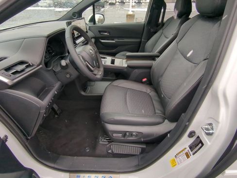 Used 2025 Toyota Sienna Platinum image 8