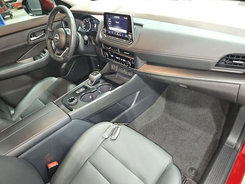 Used 2023 Nissan Rogue SV w/ SV Premium B Package image 17