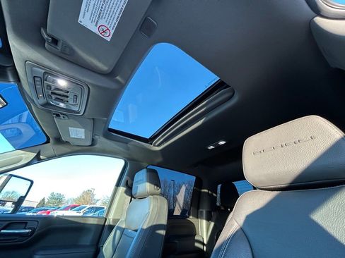 Used 2022 GMC Sierra 2500 Denali w/ Denali Black Diamond Edition image 4