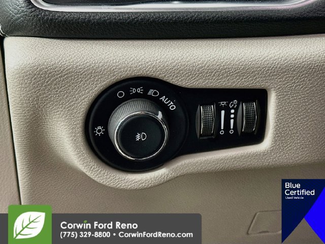Used 2023 Chrysler Pacifica Limited FWD image 13