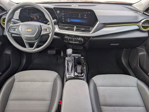 Used 2025 Chevrolet Trax LT FWD image 24