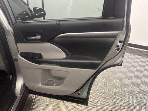 Used 2019 Toyota Highlander Limited Platinum image 18