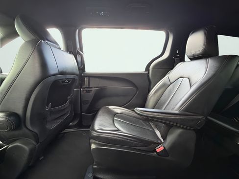 Used 2022 Chrysler Pacifica Touring-L w/ S Appearance Package FWD image 19