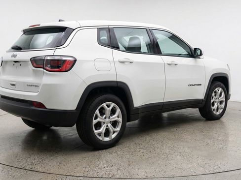 Used 2025 Jeep Compass Latitude image 9