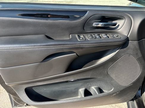 Used 2014 Chrysler Town & Country S image 10