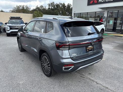 Certified 2025 Volkswagen Taos SE image 4